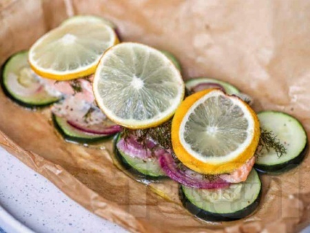 Риба сьомга с тиквички, червен лук, копър и лимон в хартия за печене на фурна - снимка на рецептата